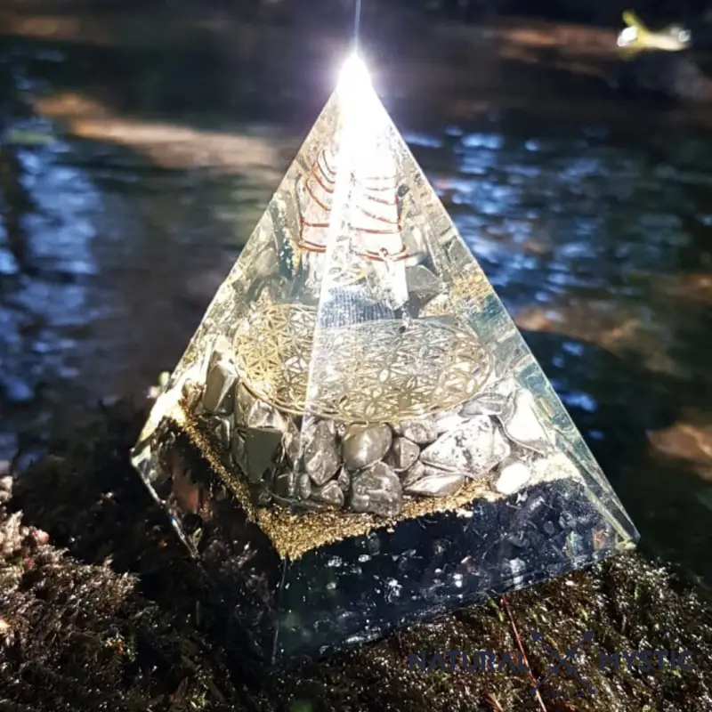 Pyramide Orgone NUBIENNE Pyrite et Tourmaline Noire - Image 3